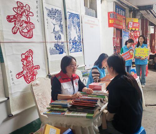 新津举办“走进菜市书屋”之图书漂流暨经典阅读分享活动